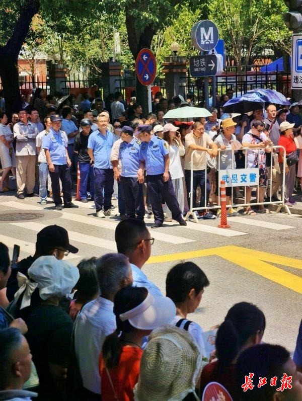 zw2Ne94Gc1NAE48d.jpg